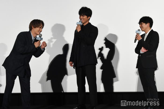 靴紐を両方結ばれて歩けなかった藤原丈一郎、二宮和也がこっそり見ていた瞬間を再現(C)モデルプレス