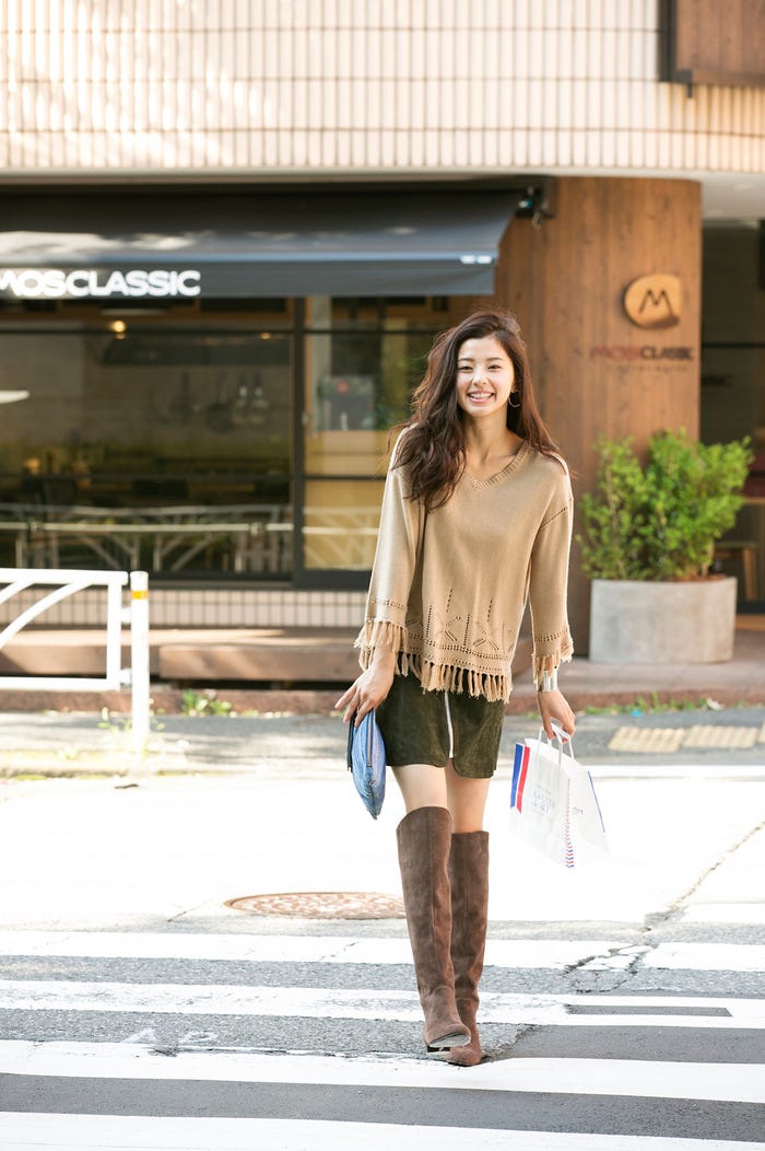 スエードミニスカート¥6,472/ZARA(ZARA JAPAN) フリンジニット¥6,400/ENVYM フープピアス¥6,300/imac バングル¥4,500/URBAN RESEARCH(URBAN RESEARCH 神南店) デニムクラッチバッグ¥9,500/ソルトウィズデニム×レイ ビームス(ビームス ウィメン 渋谷) ニーハイブーツ¥30,000/ダイアナ(ダイアナ 銀座本店)(C)TOPLOG