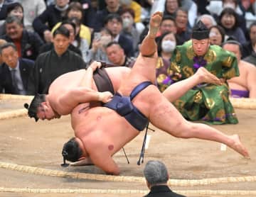 豊昇龍は左で張り差しにいったのが敗因だな 逆に霧島は読んでいた【武蔵川親方の解説】