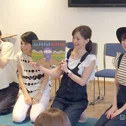 読み聞かせイベントの様子／（左から）森貴美子、鈴木サチ、佐藤純、EMI