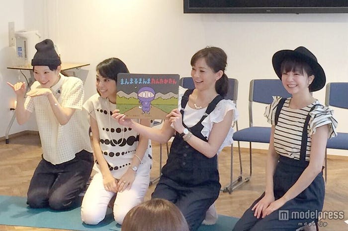 読み聞かせイベントの様子/(左から)森貴美子、鈴木サチ、佐藤純、EMI