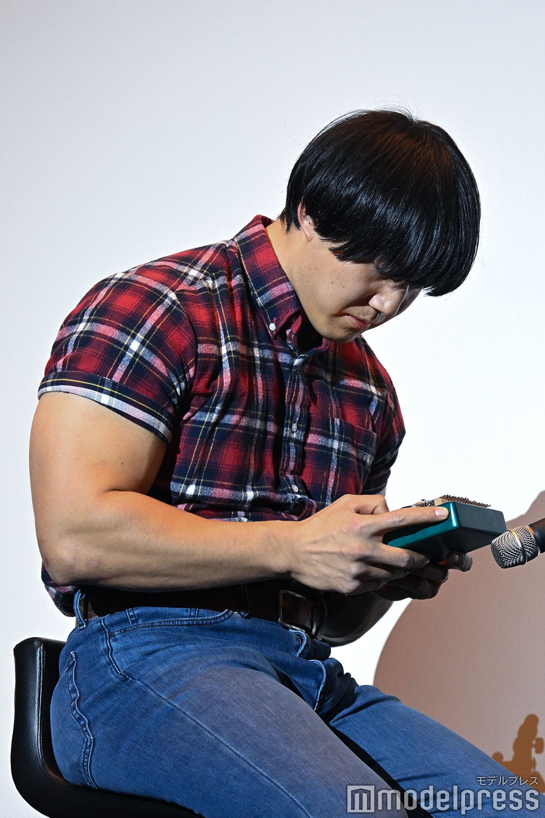 カリンバを弾く青木マッチョ（C）モデルプレス