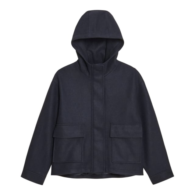 黒のショートブーティコート