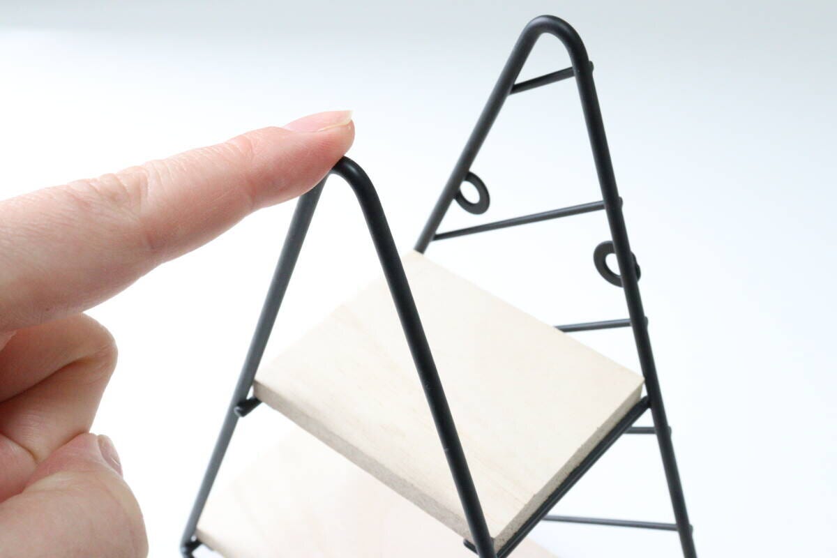 ダイソーのスチール壁掛けインテリア収納（木製棚、三角形）ワイヤー