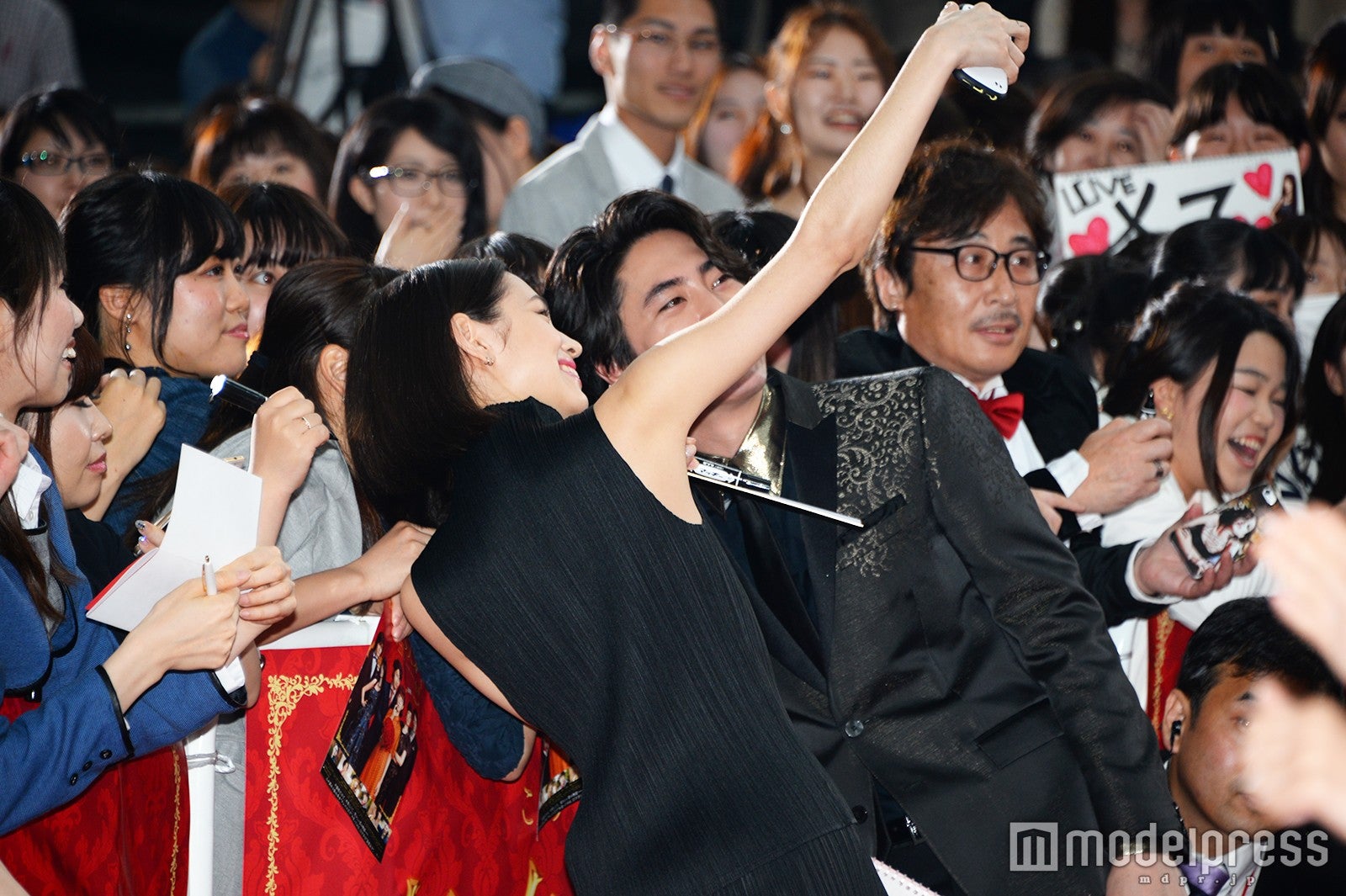 レッドカーペットの様子／水原希子＆間宮祥太朗（C）モデルプレス