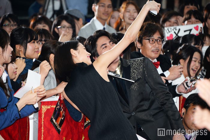 水原希子&間宮祥太朗(C)モデルプレス