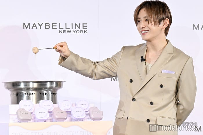 いちごフォンデュで「クリームパクトのカバー力のようにつぶつぶがなくなりました!」とコメントする山田涼介(C)モデルプレス