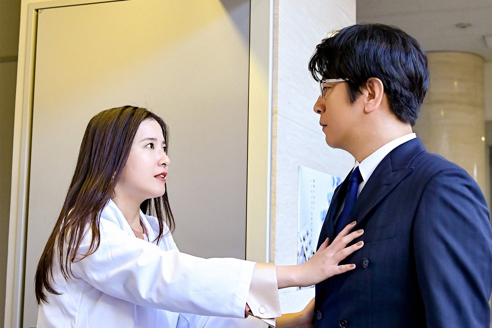 吉高由里子、及川光博／「最愛」第9話より（C）TBS