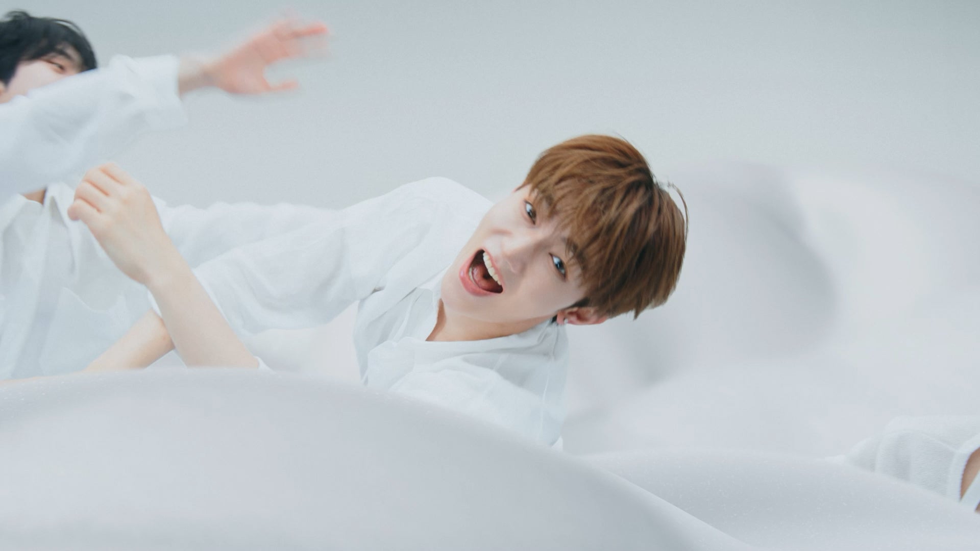 新CM「ビフェスタ 泡洗顔」篇より（提供写真）