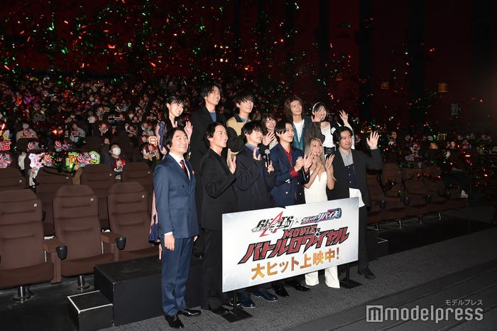 (上段左から)井本彩花、日向亘、佐藤瑠雅、星乃夢奈、杢代和人、青島心(下段左から)池田鉄洋、大貫勇輔、前田拳太郎、簡秀吉、倖田來未、柴崎貴行監督 (C)モデルプレス