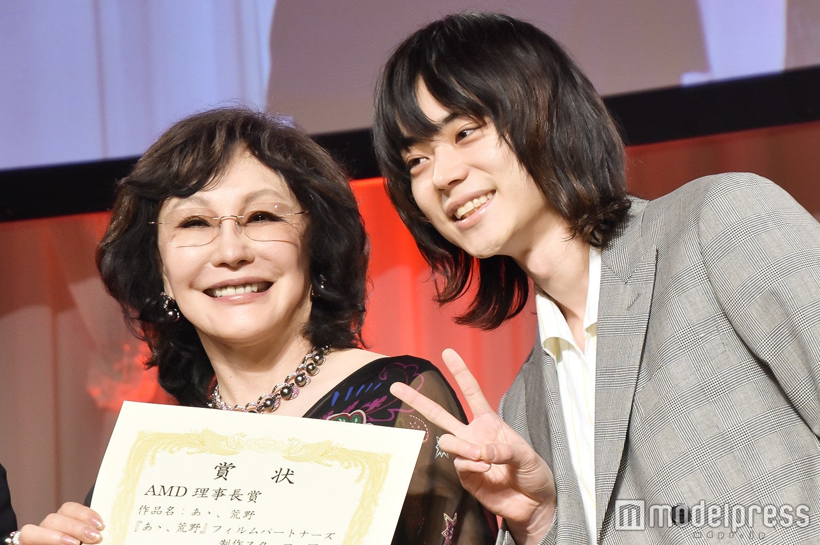 ピースする菅田将暉2 （C）モデルプレス