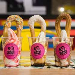 チュロス オン アイス ストロベリー550円、チュロス オン アイス バナナ&キャラメル、チュロス オン アイス シナモン&チョコレート 500円/画像提供:TRANSIT