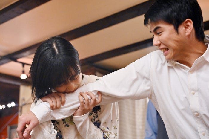 (左)河合優実「不適切にもほどがある!」第7話より(C)TBS