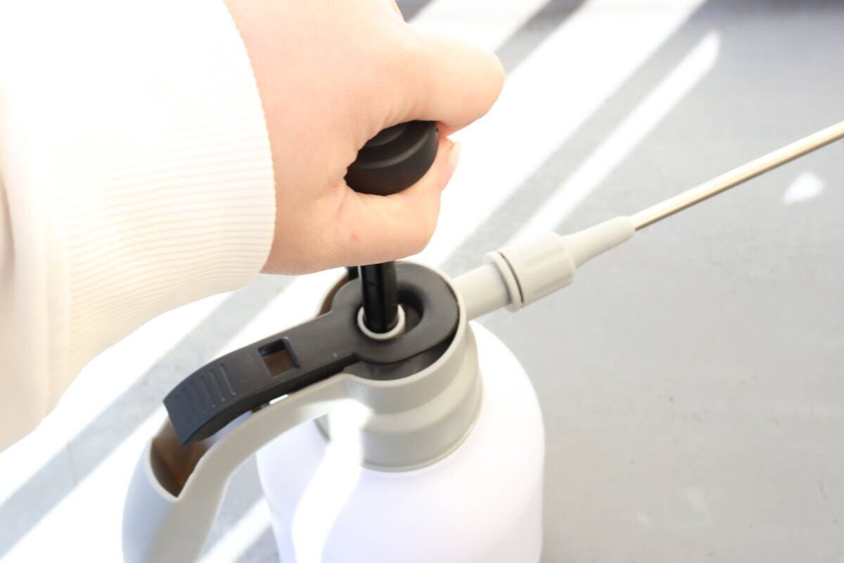 ダイソー　ロングノズル付き蓄圧式噴霧器　使い方