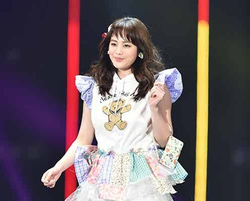 筧美和子、透けチュールスカートから美脚チラリ キュートな投げキスも<TGC 2015S/S>