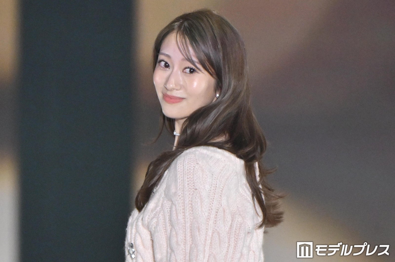 桜井玲香、ピンクニット×ロングスカートで新たな魅力放出「大人可愛い」「美しすぎて二度見」の声【ガルアワ2026A/W】