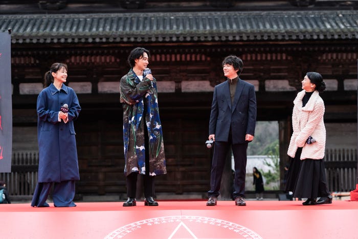 奈緒、山崎賢人、染谷将太、佐藤嗣麻子監督(C)2024映画「陰陽師0」製作委員会