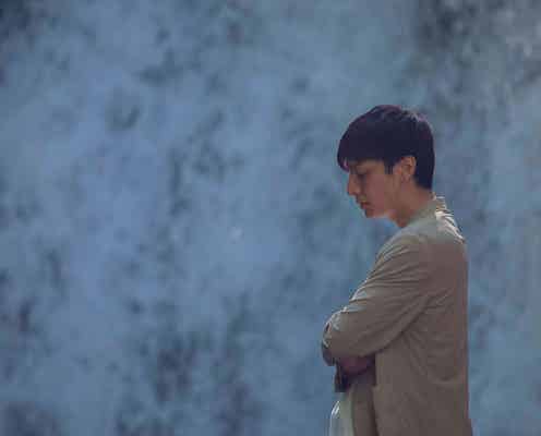 生田斗真、豪爆の滝の前に佇む「渇水」強烈な場面写真解禁