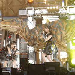 迫力の恐竜セットと共に「上球物語 -Carpe diem-」も披露された／photo by Hajime Kamiiisaka