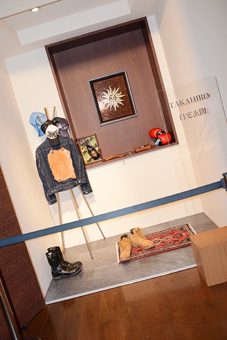 個展「始～絵具バカ日誌」の様子