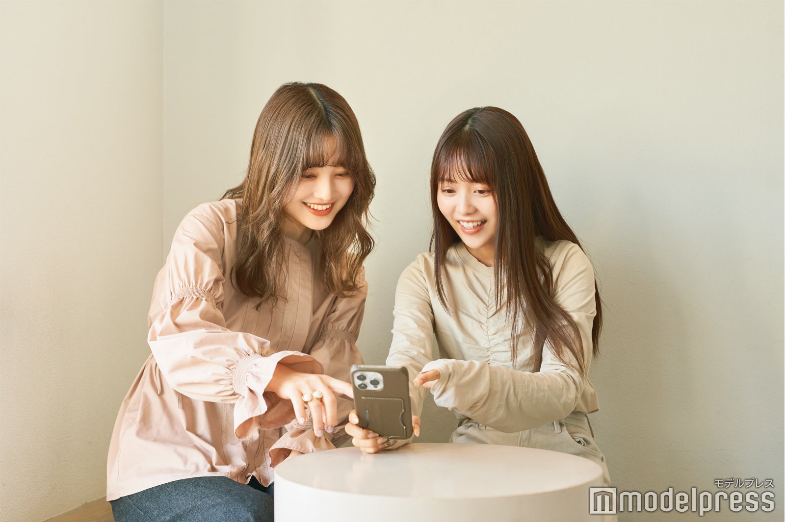 （左から）金光みり愛、新田さちか（C）モデルプレス