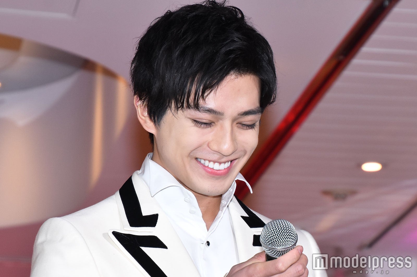 新田真剣佑の笑顔にキュン （C）モデルプレス