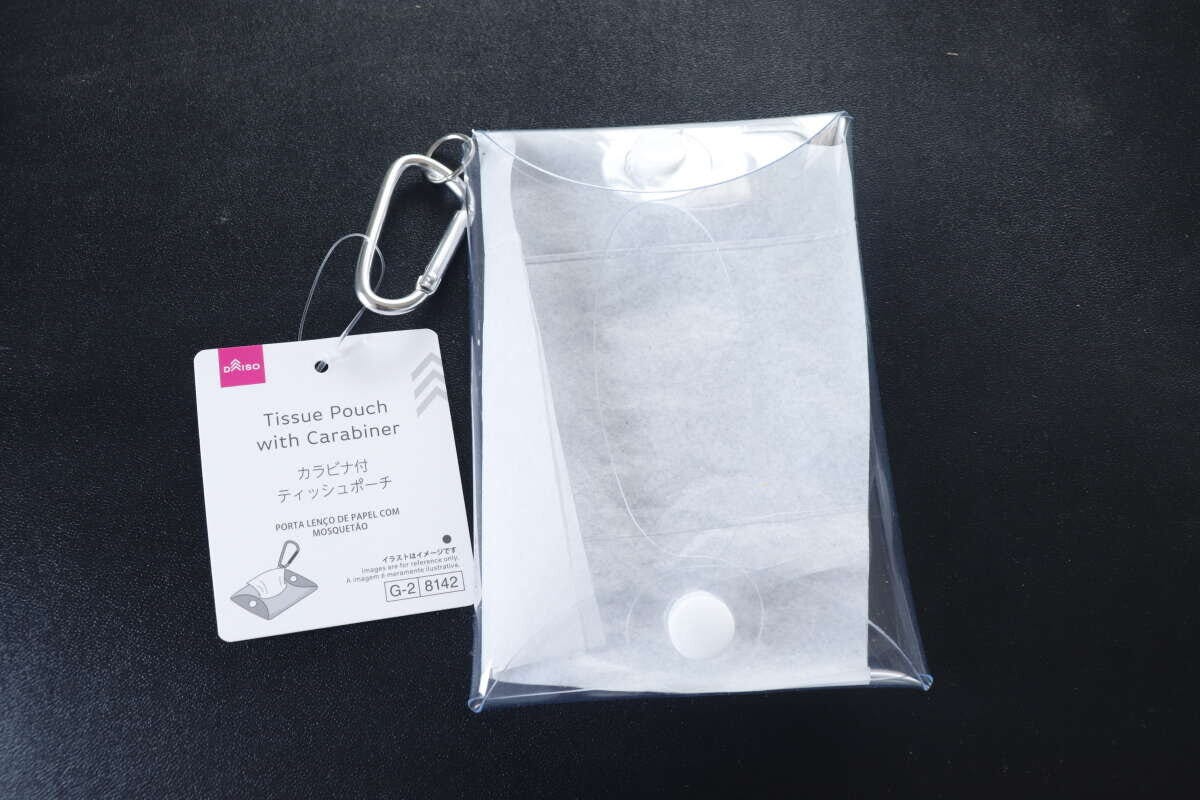 ダイソーのカラビナ付ティッシュポーチのパッケージ