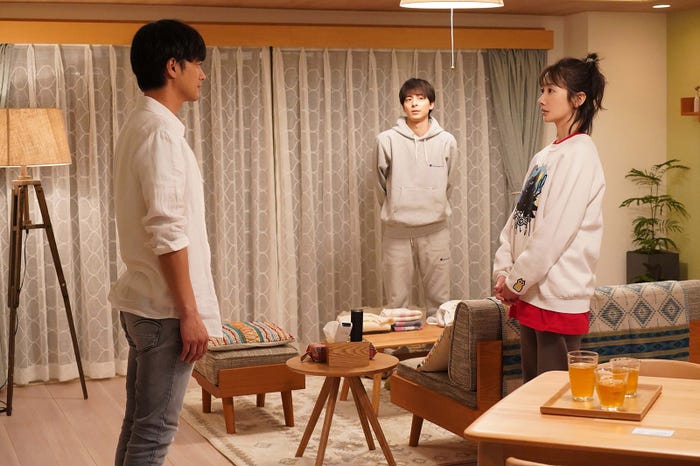 (左から)竹財輝之助、高杉真宙、波瑠 /「わたしのお嫁くん」第3話より(C)フジテレビ