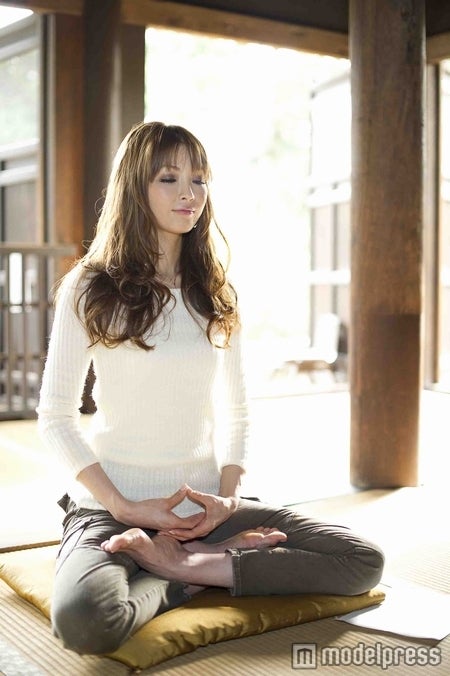 座禅を体験する押切もえ