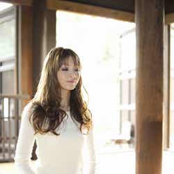 座禅を体験する押切もえ