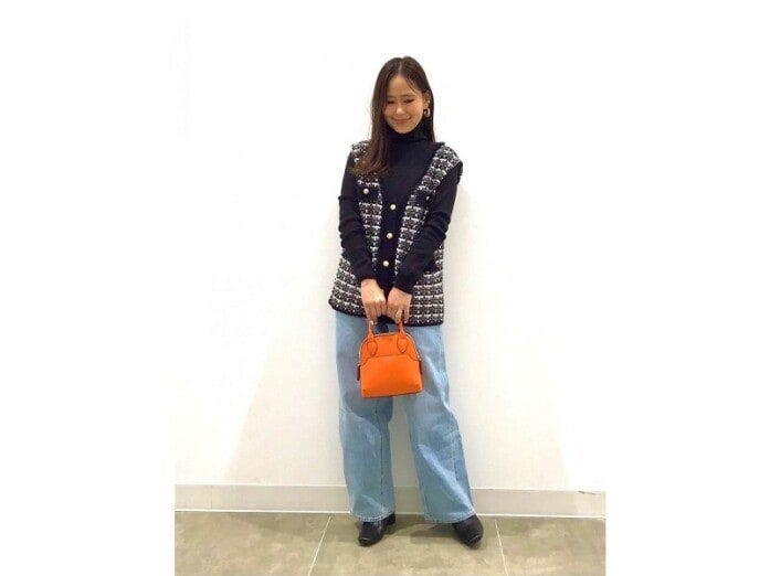 ビビッドなオレンジのバッグはコーデの差し色にぴったり　出典：StyleHint