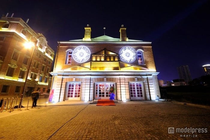 蜷川実花が初めて内装内装プロデュースを手がけたカフェ&バー「Shanghai Rose」/エントランス外観イメージ