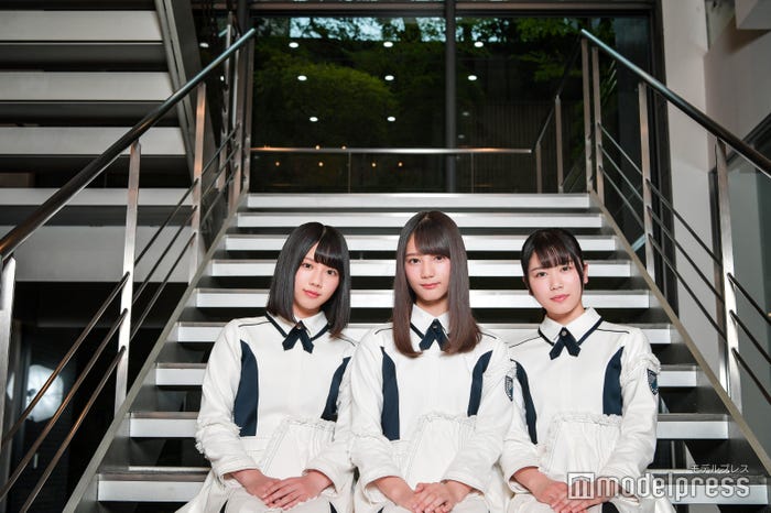 左から:渡邉美穂、小坂菜緒、丹生明里(C)モデルプレス