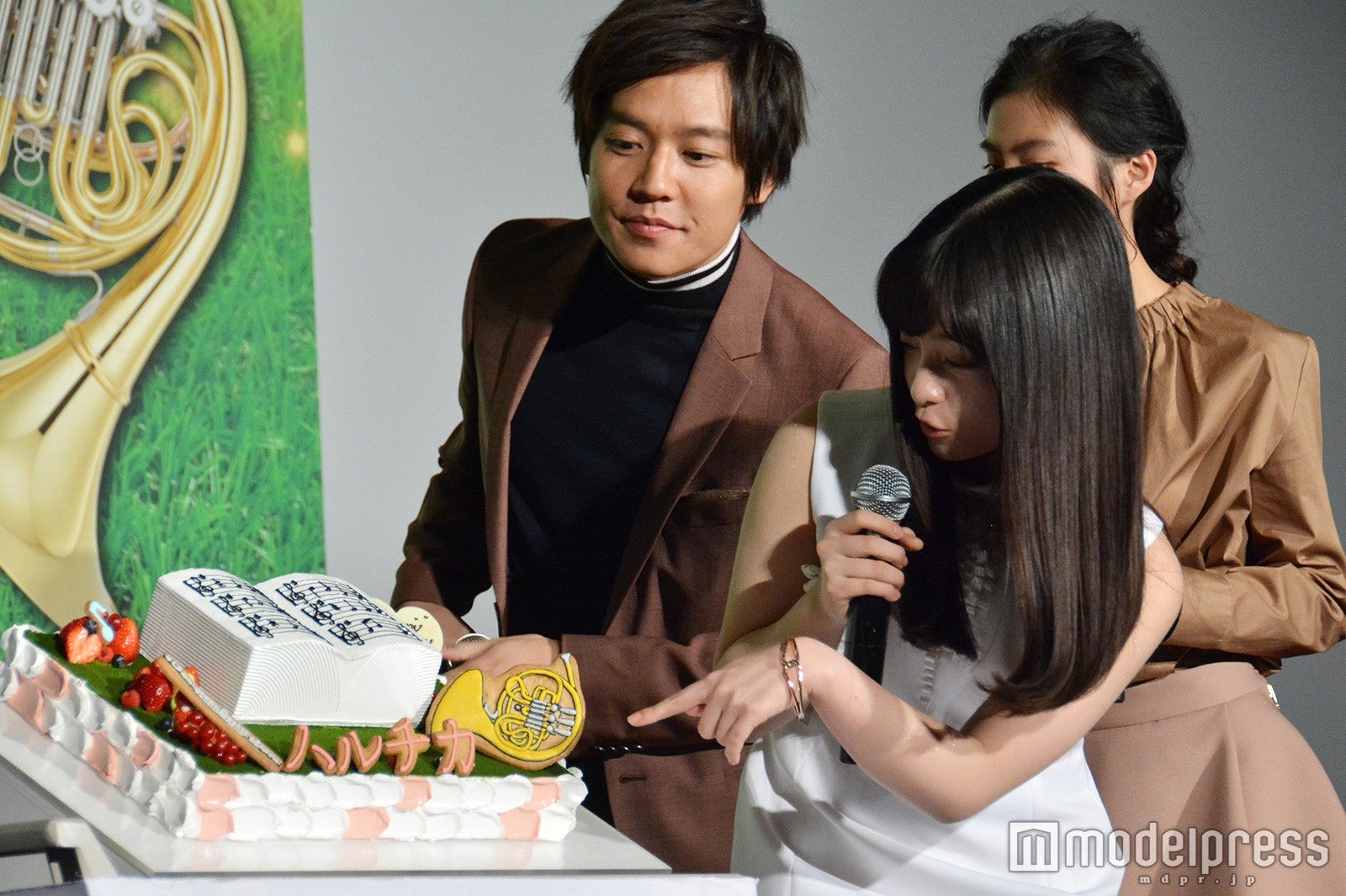 バースデーサプライズに驚く橋本環奈（C）モデルプレス