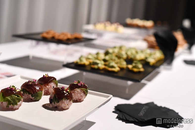 シャンパンやワイン、フィンガーフードが並ぶ