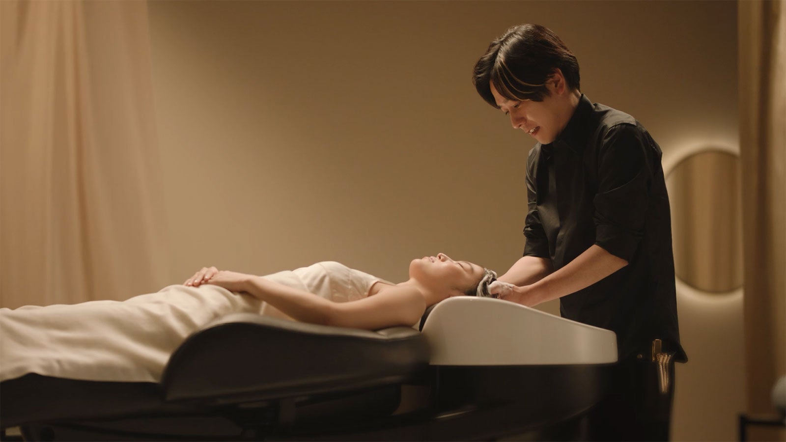 嵐・二宮和也、新CMで初のヘアスタイリスト役に 手つきにプロも太鼓判