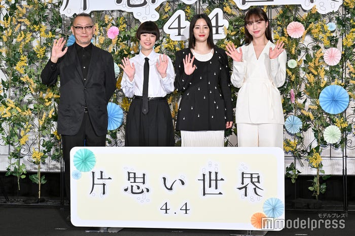 (左から)土井裕泰監督、杉咲花、広瀬すず、清原果耶(C)モデルプレス