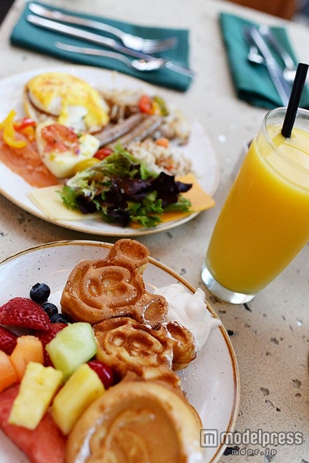 ミッキーシェイプのワッフルは大人気／定番のエッグベネディクト（奥）もとろける美味しさ