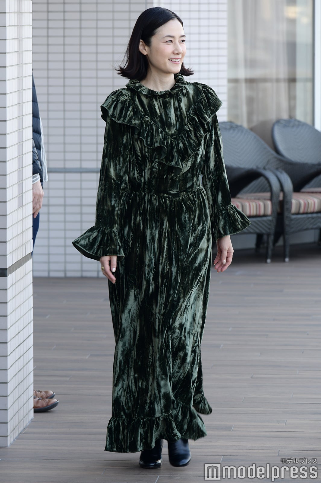 海の風を感じながら歩く原田知世 （C）モデルプレス