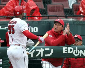 広島-阪神戦が雨天中断 五回裏、広島の攻撃中に突然雨脚が強まる