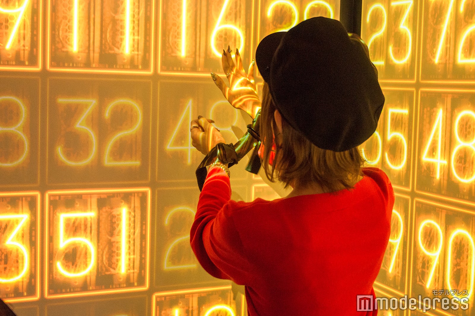 手錠をしながらミッションに挑む（C）モデルプレス