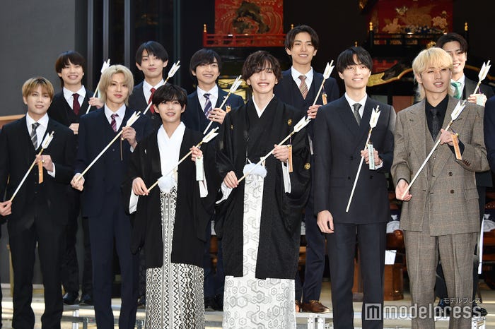 新成人を迎えた(前列左より)佐々木大光、佐藤龍我、長尾謙杜、道枝駿佑、作間龍斗、猪狩蒼弥(後列左より)小柴陸、内村颯太、川崎皇輝、深田竜生、安嶋秀生(C)モデルプレス