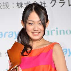 モデルプレス - 国民的美少女・吉本実憂、表彰された美脚を披露