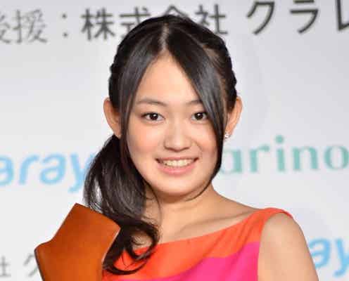 国民的美少女・吉本実憂、表彰された美脚を披露