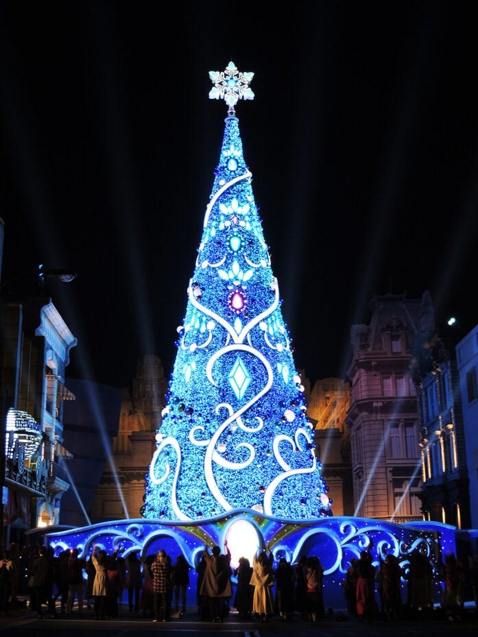 「クリスタル・ツリー」という名前にピッタリのクールな青系のライティング