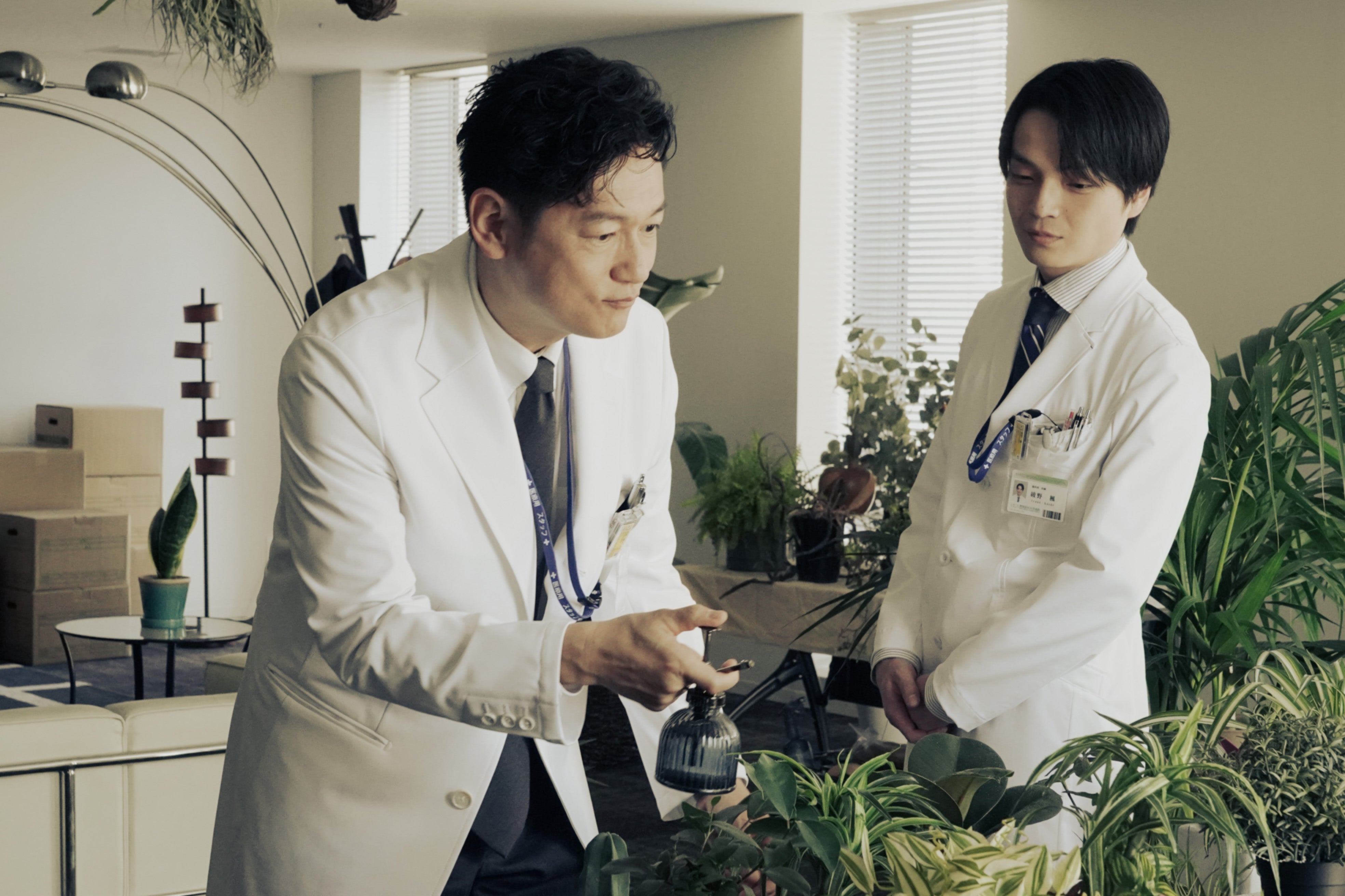 井浦新、岡山天音「アンメット ある脳外科医の日記」より（C）カンテレ