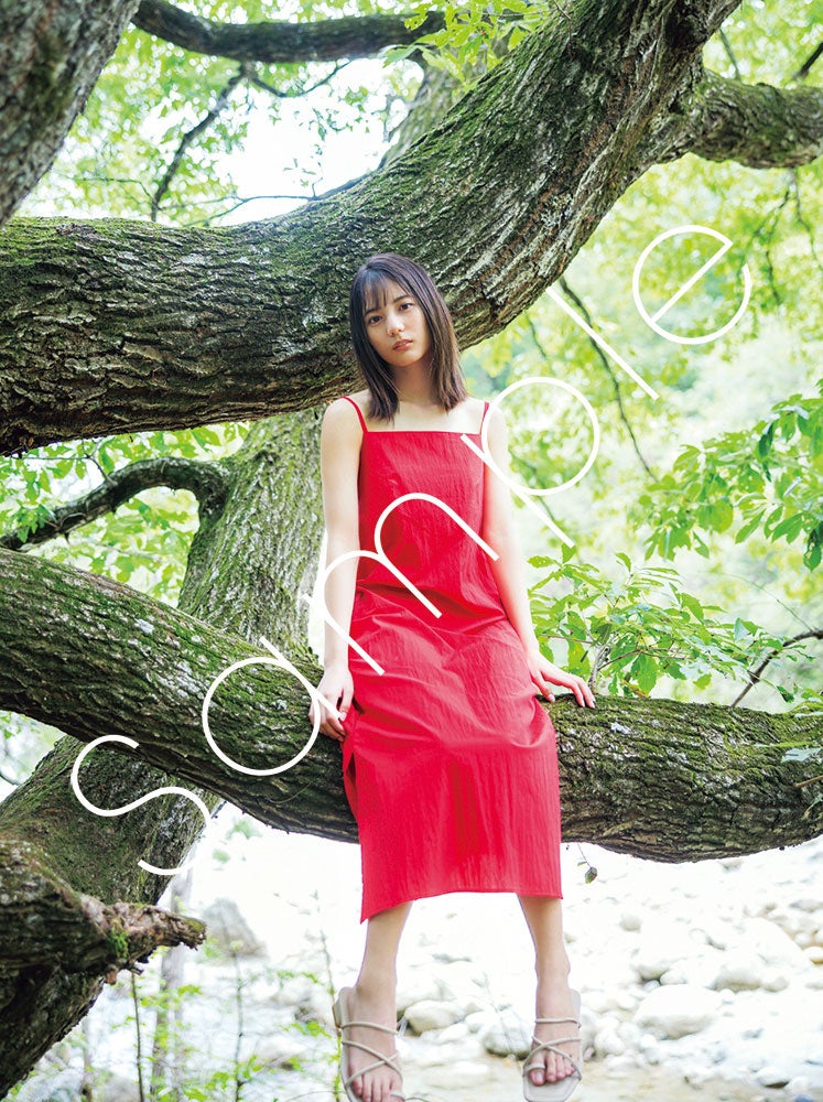 小坂菜緒カード2／撮影：藤原宏（提供写真）