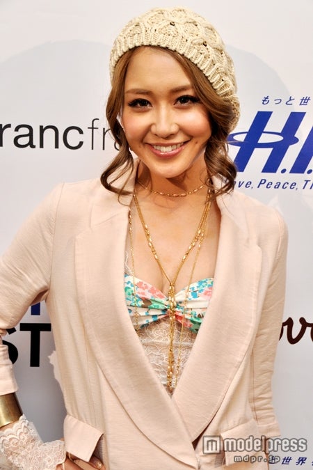 熱愛報道で話題の向山志穂、恋愛・美の秘訣を語る　モデルプレスインタビュー