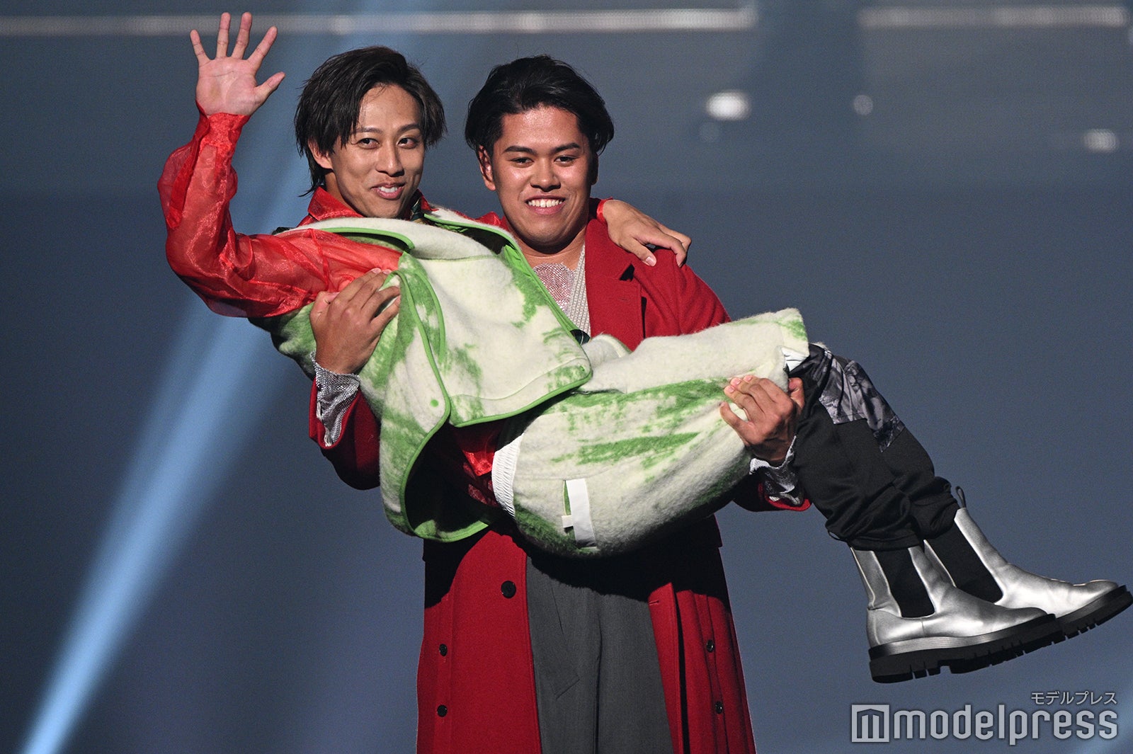 菊地ハルン選手をお姫様抱っこする⽻⽉隆太郎選手（C）モデルプレス