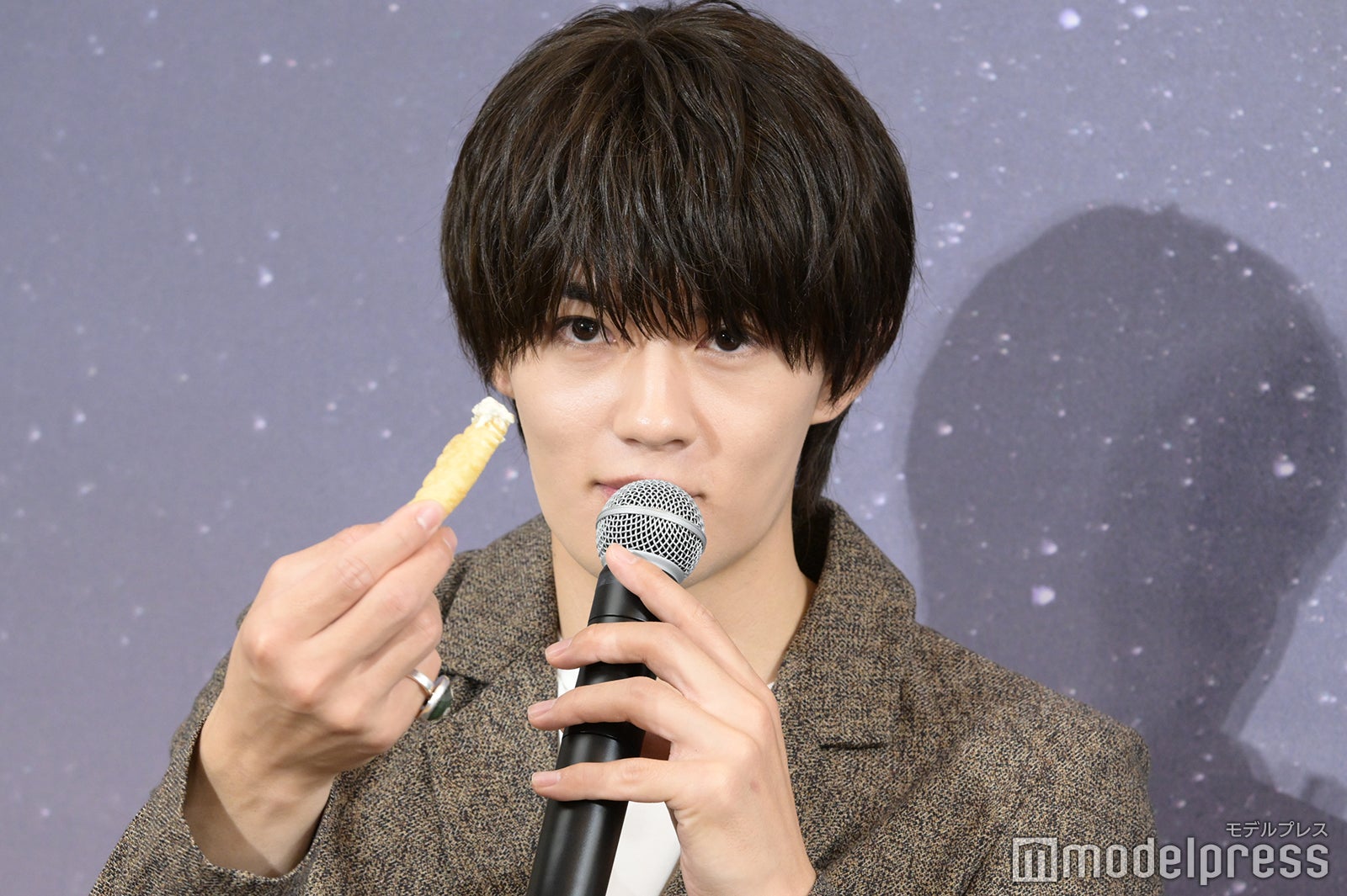 フィッシュアンドチップスを試食する佐野勇斗（C）モデルプレス